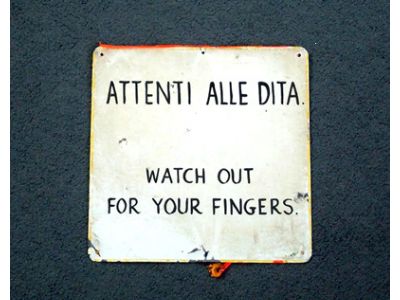 Sign Attenti alle Dita